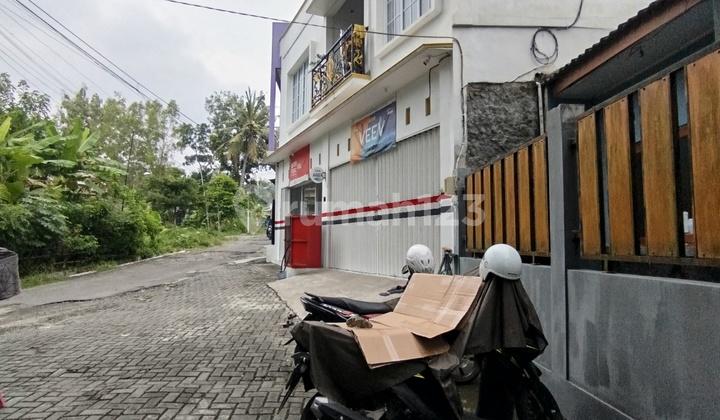 tampak depan rumah 3 kamar dalam perumahan