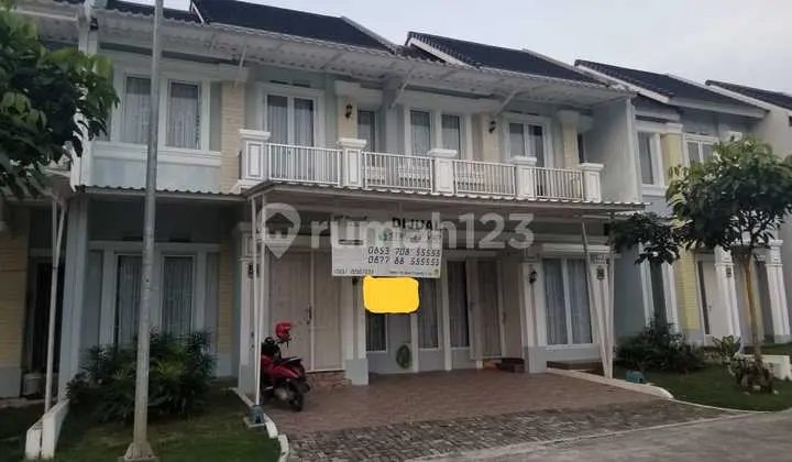 tampak depan rumah gandeng cluster green mountain,
