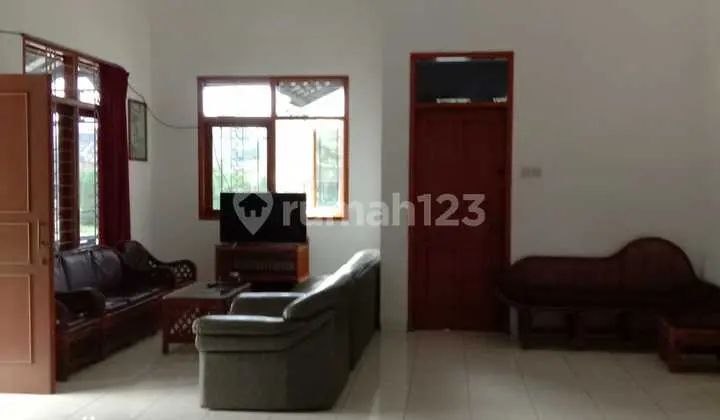 ruang keluarga rumah villa asri & sejuk