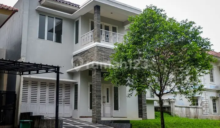 tampak depan rumah depan taman 2 lantai