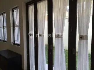 ruang keluarga rumah hoek 2 lantai bagus