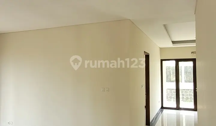 ruang tamu rumah 2 lantai bagus di