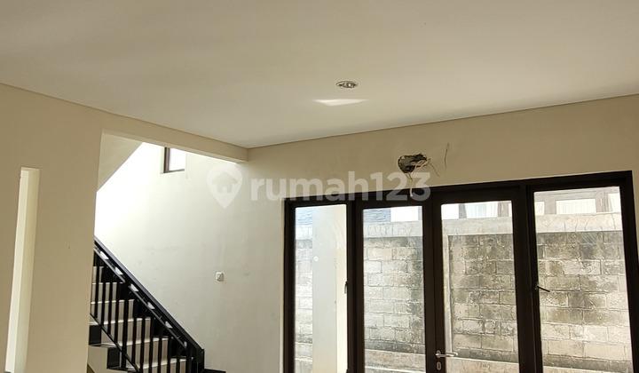 ruang makan rumah 2 lantai bagus di