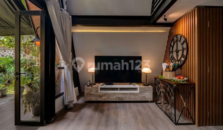 ruang tamu intragama villa cabin asri dengan