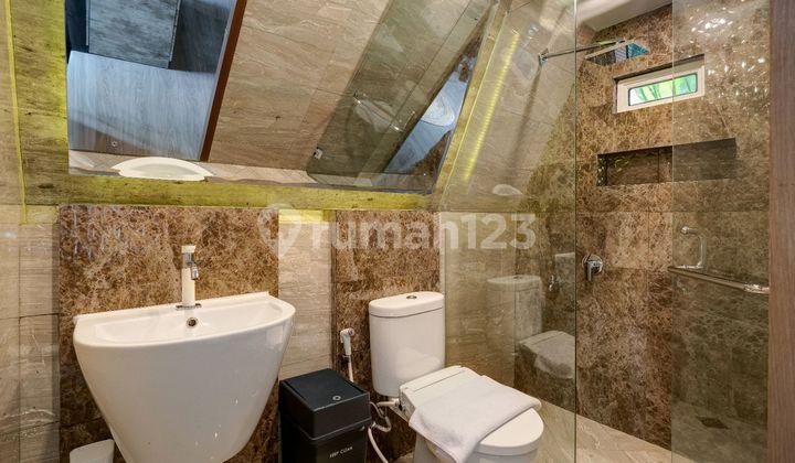 kamar mandi intragama villa cabin asri dengan