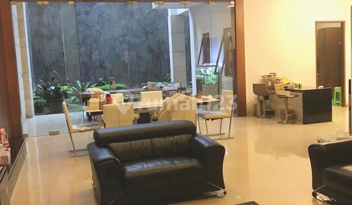 ruang keluarga rumah mewah taman millenium sayap