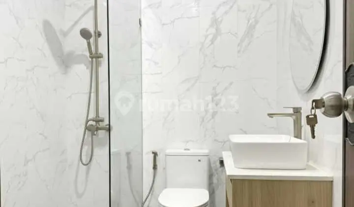 kamar mandi rumah carport 2 mobil nempel