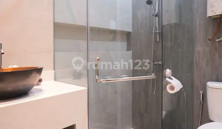kamar mandi villa grand trawas mojokerto hadap