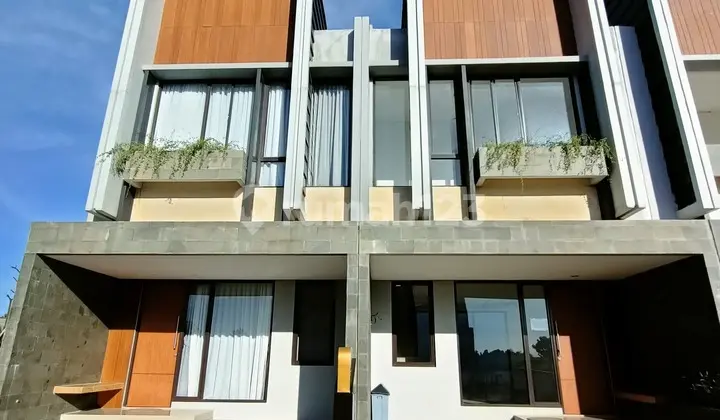 tampak depan rumah 3 lantai attic room,