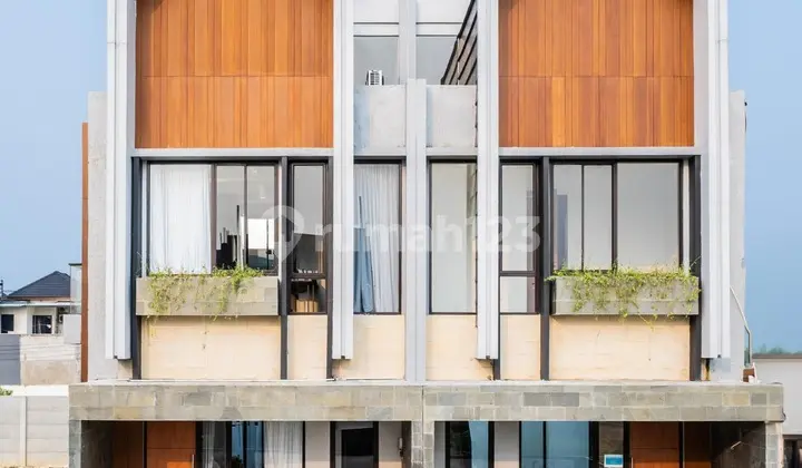 tampak depan rumah 3 lantai di atang