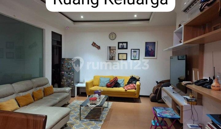 ruang keluarga rumah bagus full furnish kembar
