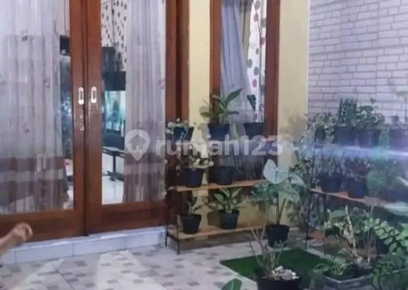 teras rumah terawat siap huni arcamanik