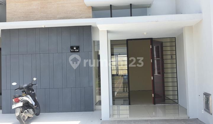 tampak depan rumah minimalis pojok di grand