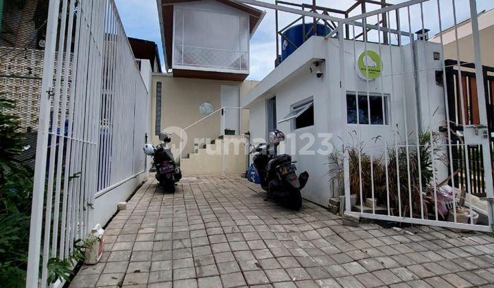 tampak depan villa asri setiabudi dengan udara