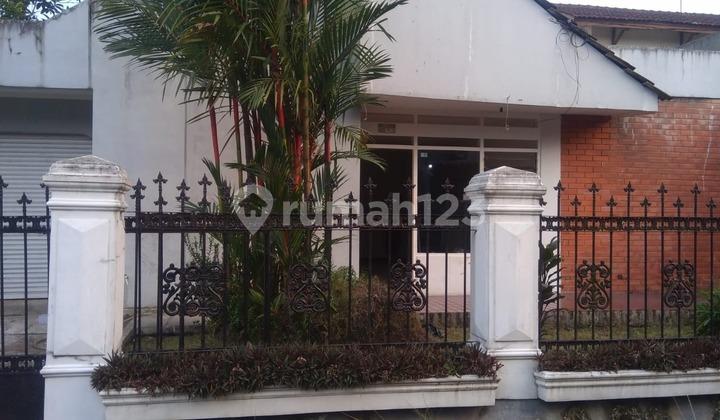 tampak depan dijual rumah siap huni di