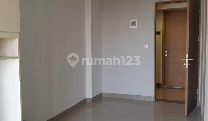 ruang tamu apartemen 2 kamar tidur di