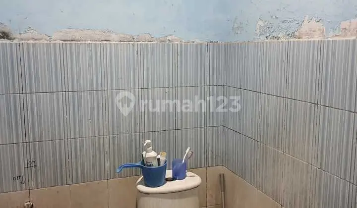 kamar mandi rumah bagus di pondok wage