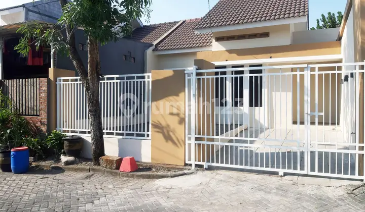 tampak depan rumah bagus di jade hamlet,