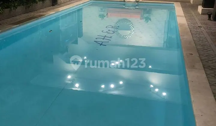 kolam renang rumah bagus di manyar kartika