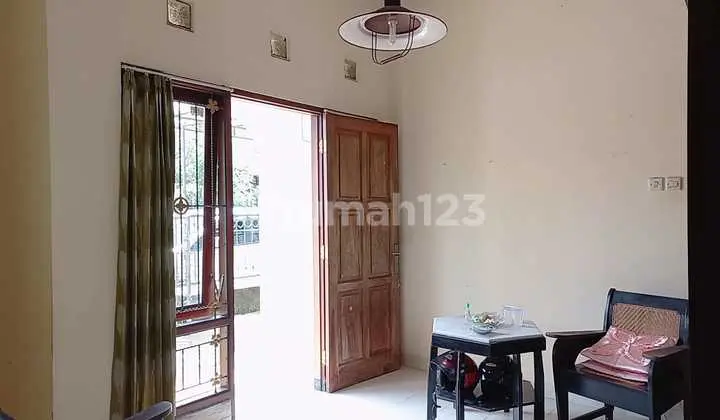 ruang tamu rumah 1 lantai dekat kampus