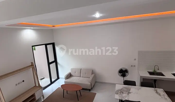 ruang keluarga rumah 2 lantai, siap huni