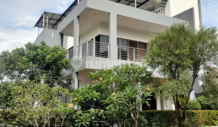 tampak depan di jual rumah 3 lantai