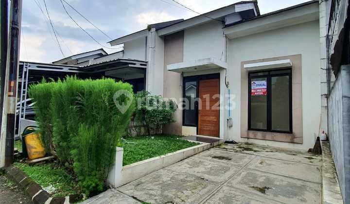 tampak depan rumah minimalis modern dekat staisun