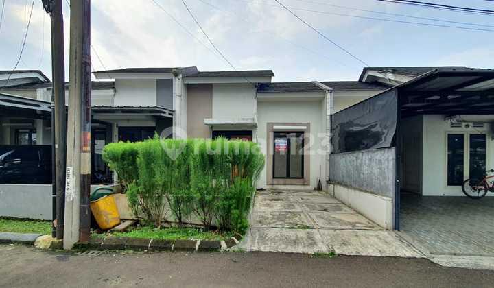 tampak depan rumah minimalis modern dekat staisun