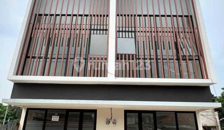 tampak depan ruko dekat pintu tol area