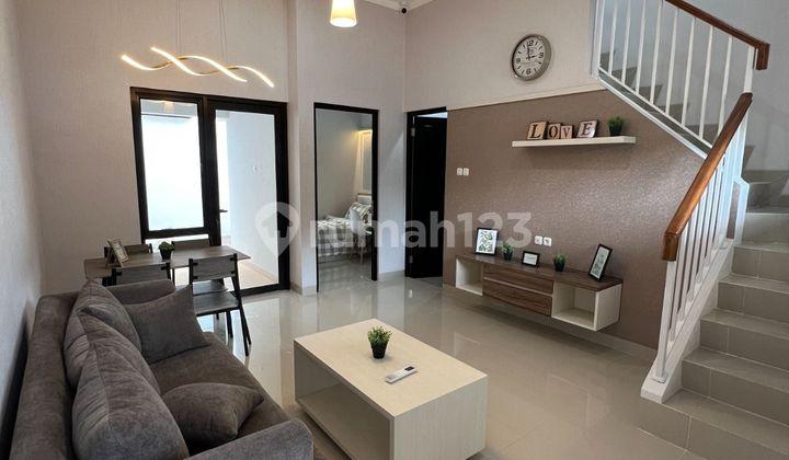 ruang tamu rumah bagus 2 lantai area