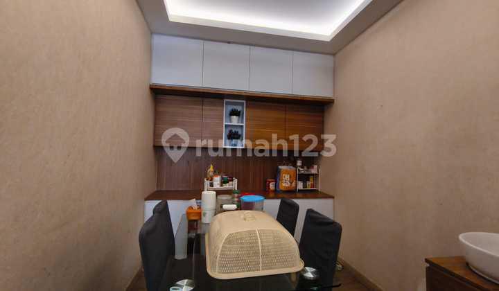 ruang makan pik 8x15m 3 lantai furnished