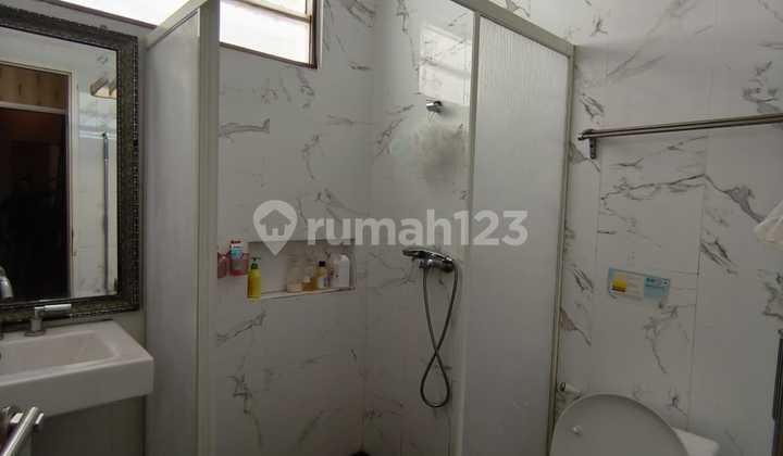 kamar mandi pik 8x15m 3 lantai furnished