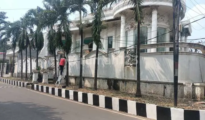 tampak depan rumah classic bebas banjir di