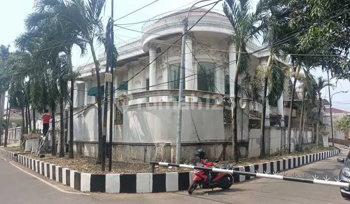 tampak depan rumah classic bebas banjir di