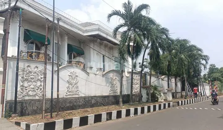 tampak depan rumah classic bebas banjir di