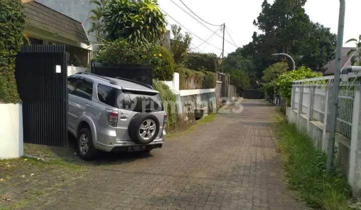 tampak depan rumah nyaman dan asri, lembah
