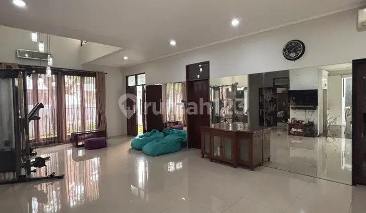 ruang keluarga rumah murah 2 lantai di