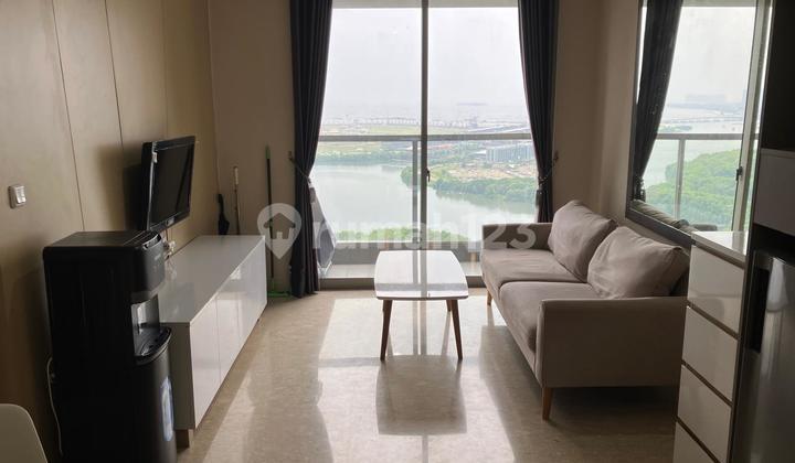 ruang tamu apartemen mewah gold coast 1