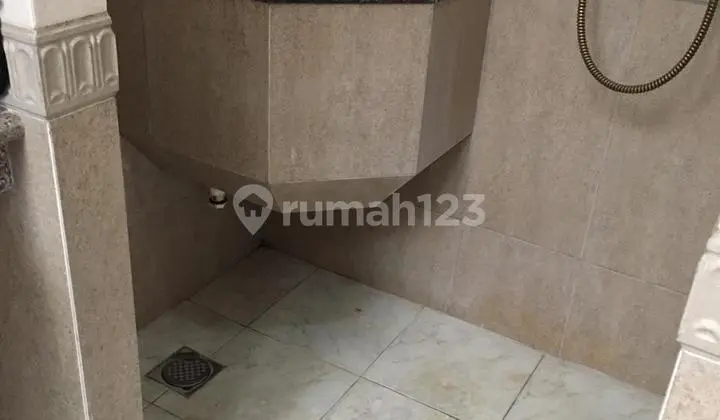 kamar mandi dibawah pasar babatan pratama selangkah