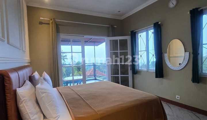 kamar tidur villa furnished di lembang bandung,