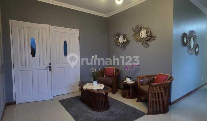ruang tamu villa furnished di lembang bandung,