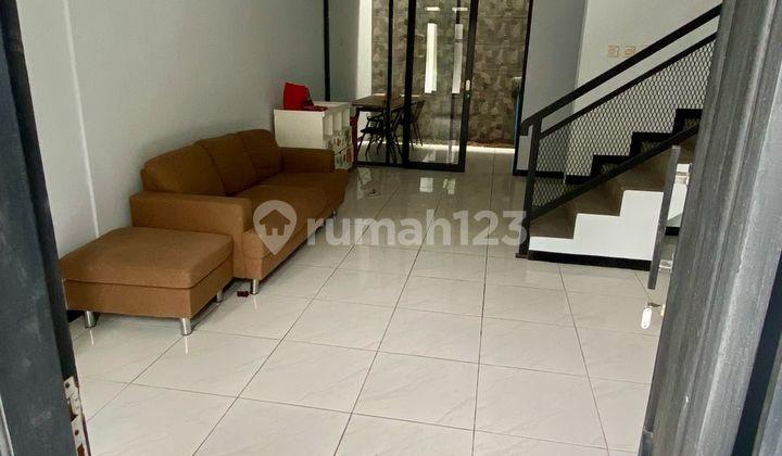 ruang keluarga rumah minimalis modern di townhouse