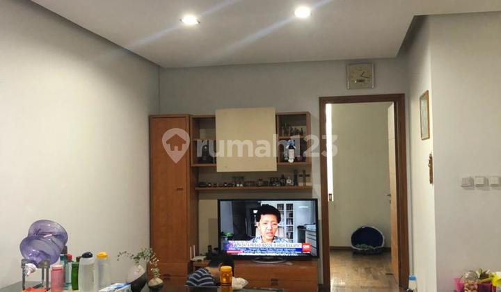 ruang keluarga rumah 3 lantai minimalis komplek