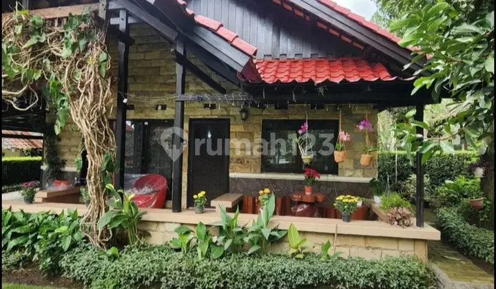 tampak depan 1574. villa grand trawas estate,