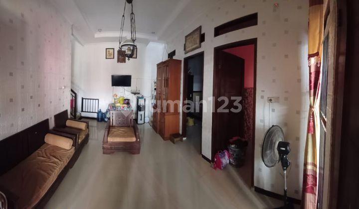 ruang tamu rumah 2 lantai minimalis di