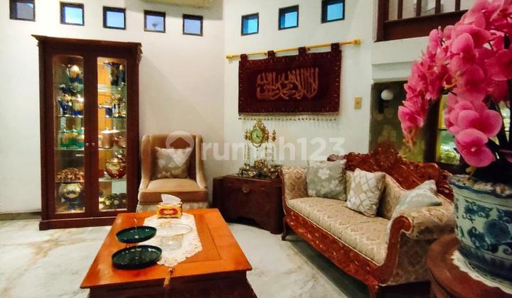 ruang tamu rumah 2 lantai furnish dijual
