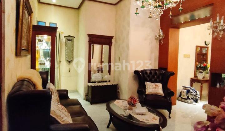 ruang tamu rumah 2 lantai furnish dijual