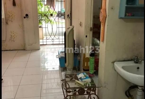 ruang keluarga rumah taman ubud kencana lippo