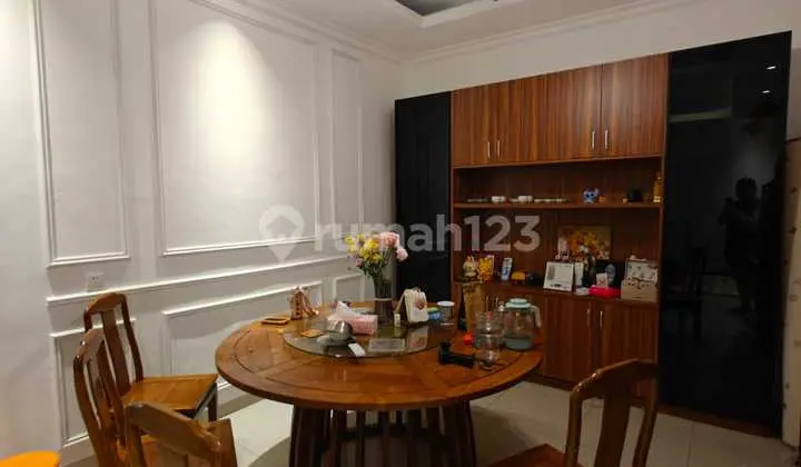 ruang makan rumah cantik 8x17 di garden
