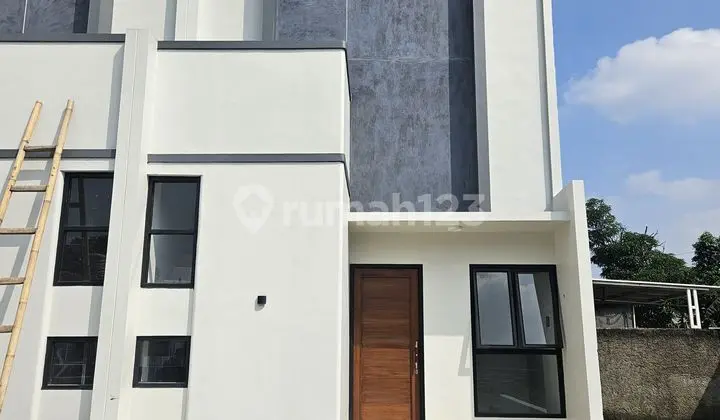 tampak depan rumah kece diapit 2 stasiun
